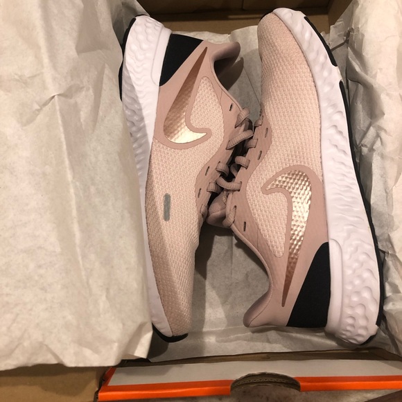 nike revolution 5 barely rose